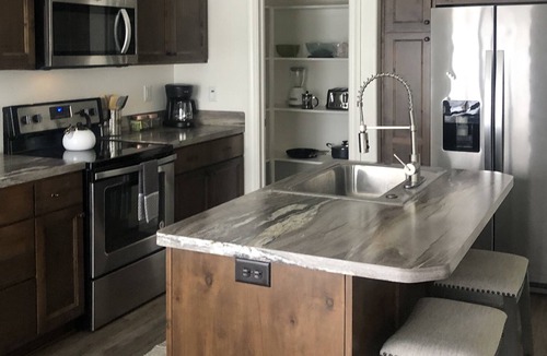 Idaho Falls House | Dog friendly townhome with garage access 5 miles to downtown.