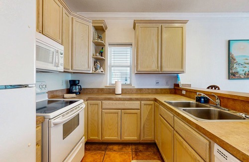 South Padre Island Condo | Dog-friendly condo with WiFi & pool - one block to beach access