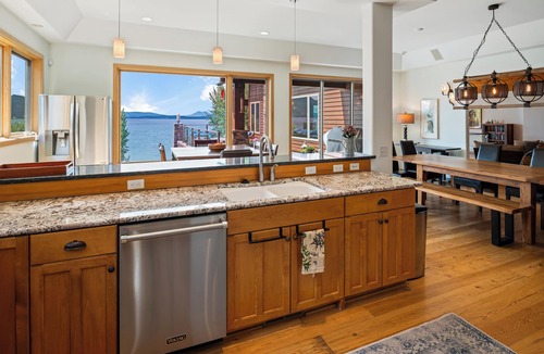 Ponder Point House | Dog Friendly Waterfront Estate | Sleeps 19!