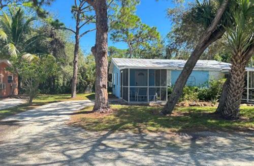 Bonita Shores House | Dolphin Updated Cottage On River - 1 Mile to Beach Kitchen Washer Dryer
