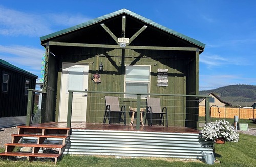 Elmo Cabin | Dora’s Cabin at Grans – Flathead Lakefront, Dock, Kayaks, Pet Friendly
