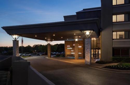 Waters Park Hotel | DoubleTree by Hilton Austin Northwest - Arboretum