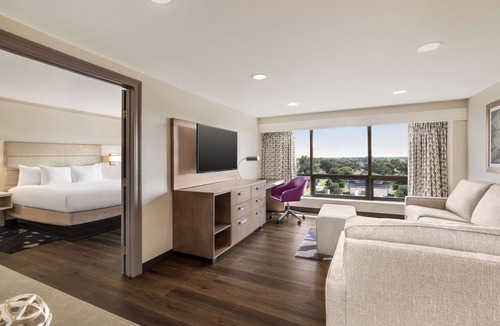 Kenner - Louis Armstrong International Airport Hotel | DoubleTree by Hilton Hotel New Orleans Airport