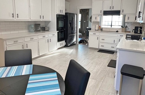 Bellville House | Dove Haus @ the Double Diamond Ranch- Sleeps 10 Just 13 Minutes from Bellville