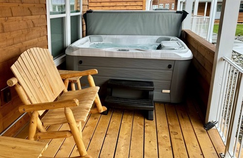 Dover Bay House | Dover Bay | Sleeps up to 10 | Private Hot Tub
