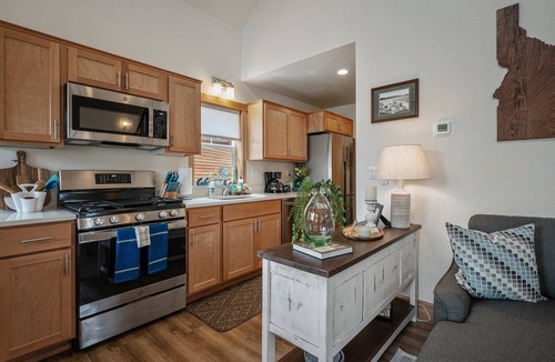 Dover Bay House | Dover De-Lite - 1 Bedroom with Loft 2 Bath Parkside Bungalow