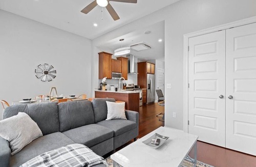 Downtown Pittsburgh House | Downtown 1 BR Apartment | Free Parking | Gym