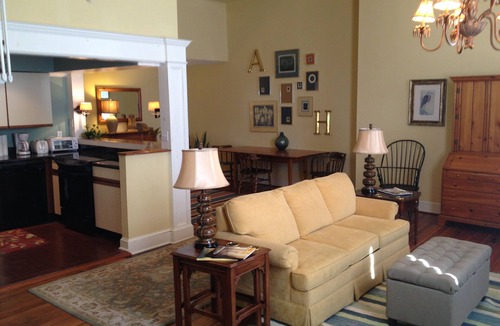 French Quarter House | Downtown 195 East Bay Street: Heart of Downtown Free Garage Parking.