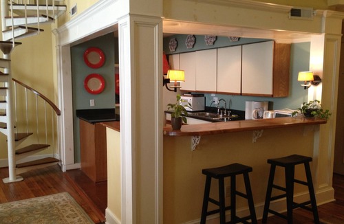 French Quarter House | Downtown 195 East Bay Street: Heart of Downtown Free Garage Parking.