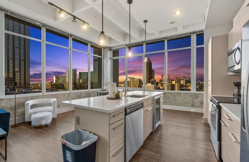 Peachtree Center Apartment | Downtown ATL High-Rise | Kings, Views & Pool