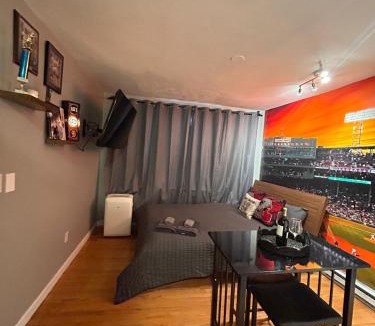 Theatre District Apartment | Downtown Boston Common Studio Theater District Chinatown Smart HDTV TD Garden Bruins Celtics Patriots