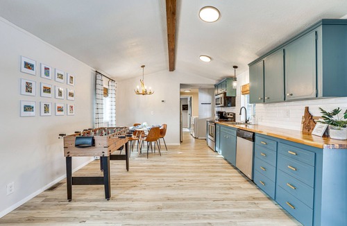 Cascade House | Downtown Cascade Vacation Rental < 1 Mi to Lake!