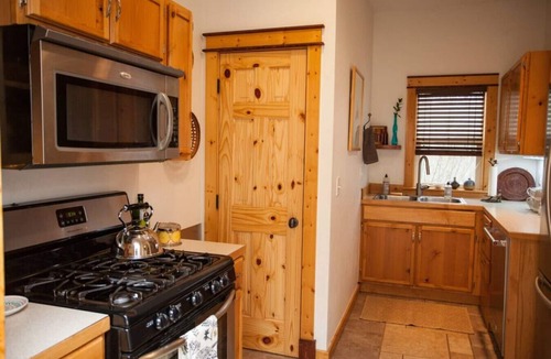 Livingston House | Downtown charmer, blocks from park, river & downtown, pet friendly