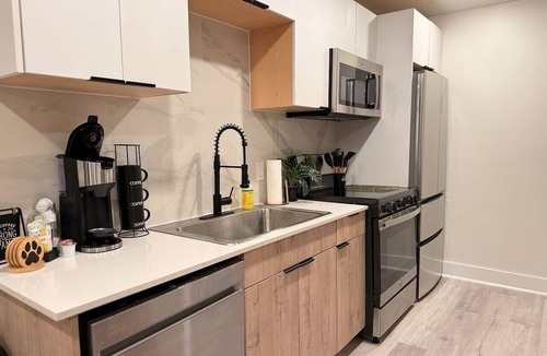 Peak's Suburban Addition Apartment | Downtown Dallas Hideaway | Free Parking | 4 Guests