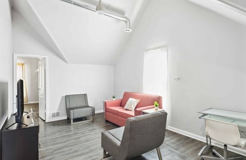 Mexicantown - Southwest Detroit House | Downtown Detroit 2BR | King, WiFi, Parking