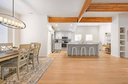 East End House | Downtown Dream: Modern Comfort