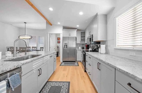 East End House | Downtown Dream: Modern Comfort