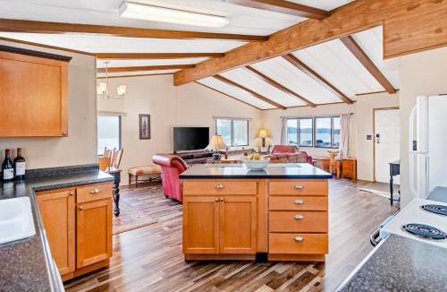 Harrison House | Downtown Harrison Lakefront Getaway