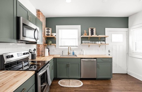 Holy Cross House | Downtown Indy 4BR/2BA Home 1 mile to Bottleworks!