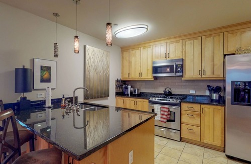 Sandpoint Condo | Downtown lakefront luxury condo w/patio & shared hot tub/pool