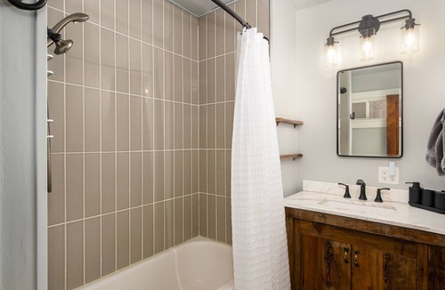 Bozeman House | Downtown Modern Bungalow - 3BR w Private Yard + Hot Tub - 30 day minimum