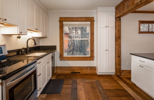 Bozeman House | Downtown Modern Bungalow - 3BR w Private Yard + Hot Tub - 30 day minimum