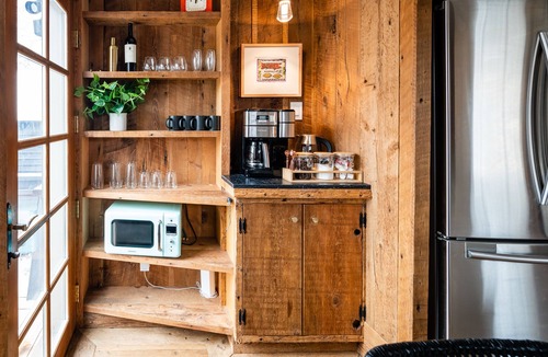 Bozeman House | Downtown Modern Bungalow - 3BR w Private Yard + Hot Tub - 30 day minimum