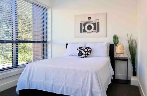 Surrey House | Downtown Townhouse Free Parking near SkyTrain
