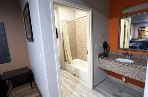 Humble Hotel | Downtowner Inns & Suites IAH Airport - Humble TX US 59