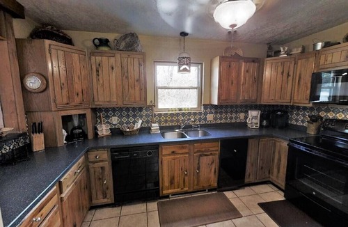 Red River House | Dream Catcher - In Town - Pet Friendly - On the River - Free WiFi - Satellite -
