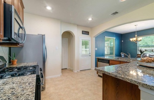 Barker House | Dream Vacation in Maquela - Safe & Quiet Location Easy Access - Plenty Commerce