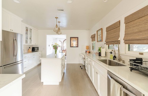 Mid-Wilshire House | Dreamy Cali Cottage w/Pool, WiFi, AC in mid-city Los Angeles