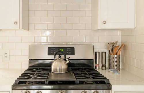 Mid-Wilshire House | Dreamy Cali Cottage w/Pool, WiFi, AC in mid-city Los Angeles