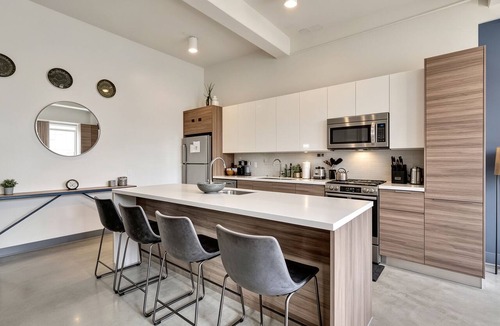 Downtown Dallas Apartment | DT Dallas - King Beds - Free Valet - Walk to Conv Ctr - Gym - Pool