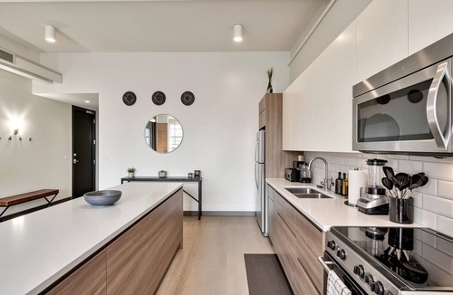 Downtown Dallas Apartment | DT Dallas - King Beds - Free Valet - Walk to Conv Ctr - Gym - Pool