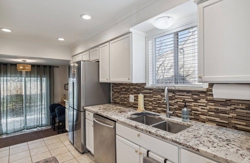 Royal Oak House | DT Royal Oak 5 Mins /King /Smart TV /Washer & Dryer