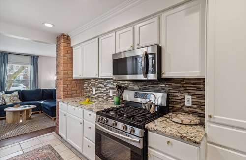Royal Oak House | DT Royal Oak 5 Mins /King /Smart TV /Washer & Dryer