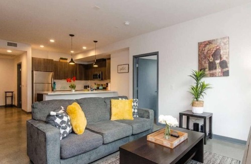 Little Tokyo Apartment | DTLA Bliss/2Bed Apt w Balcony & Rooftop pool/deck