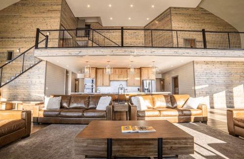 Ashton House | Dual Cabin- Yellowstone Family Retreat- Sled Hill