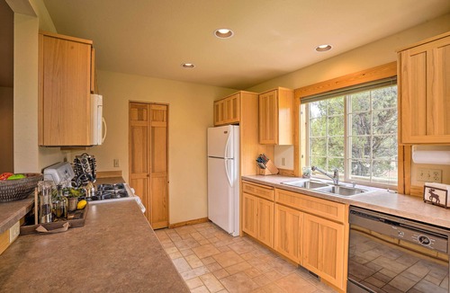Redmond Cabin | Eagle Crest Retreat w/Great WiFi & Resort Access!
