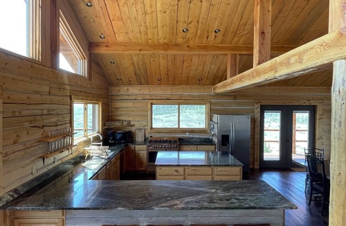 Dubois House | Eagle Nest - Modern log home with a panoramic view over mountains and river.