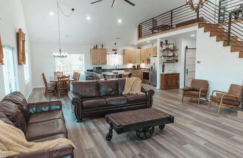 Union County House | Eagle's Nest at Mimosa Lake Retreat - 24 Acre Lakefront Property