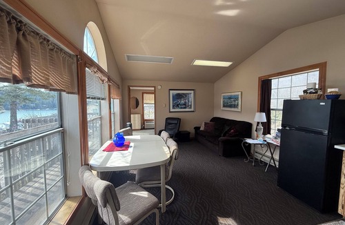 Bayview House | Eagles Landing Cabin
