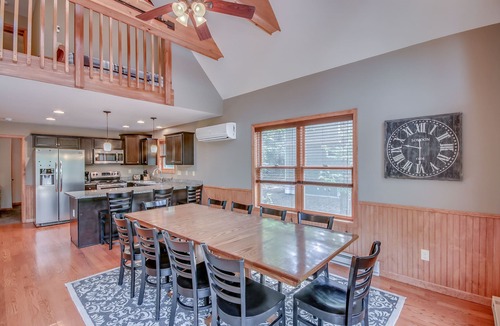 Lake Harmony House | "Eagles Nest" Close to Skiing, Fire Pit, Hot Tub, Game Room, EV Charger, Gas Grill, 9 Smart TV's