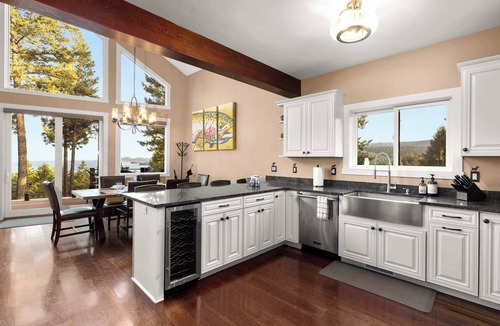 Somers House | Eagles Nest - Hot Tub & Lake Views