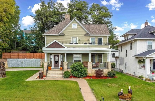 Davenport House | East Village Victorian Gem with River Views; walk to dining & shopping