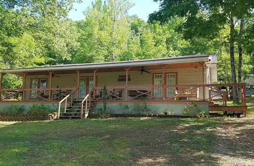 Iuka Cabin | Eastport Escape, Pickwick Lake At Bear Creek Is a 4br, 2Ba cabin that sleeps 10