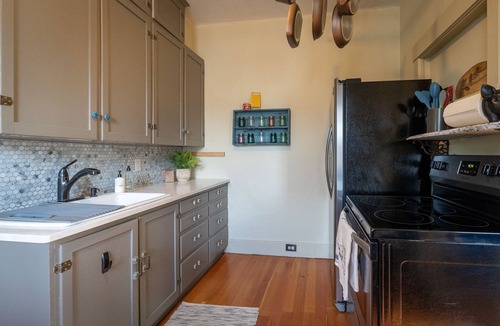 Livingston House | Eastside Bungalow Downtown · Charming in town pad to explore town & more