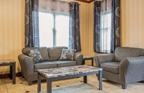 Queensbury Cabin | Econo Lodge Glens Falls - Lake George
