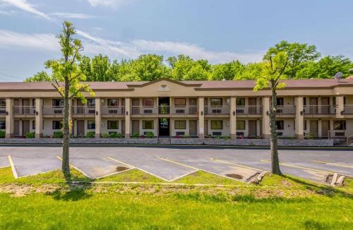 Mount Laurel Cabin | Econo Lodge Mount Laurel - Philadelphia East
